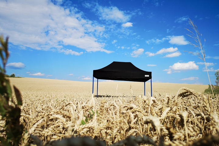 Namiot wystawowy o wymiarach 6 m * 3 m